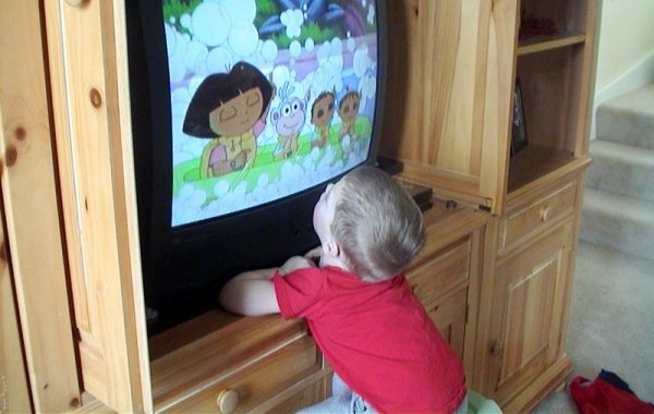copil-televizor-desene-animate