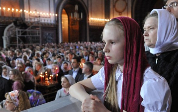 in biserica rugaciune fata femeie