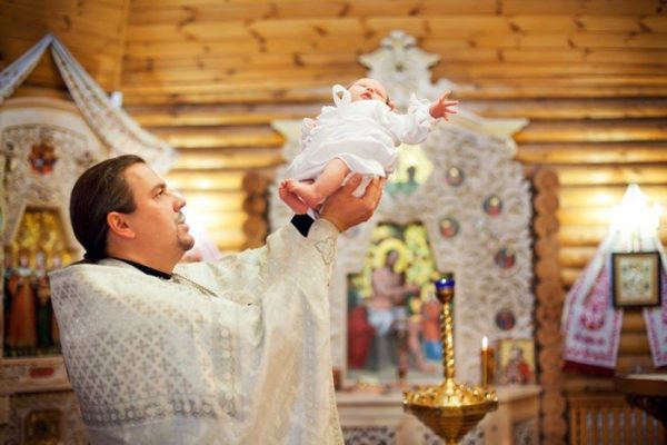 preot-copil-botez-rugaciune-biserica