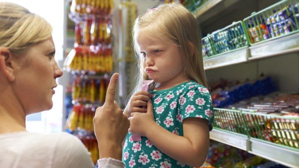 mama-copil-supermarket-fetita