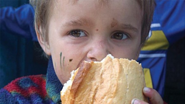 Copil-sărac-care-mănâncă-o-pâine