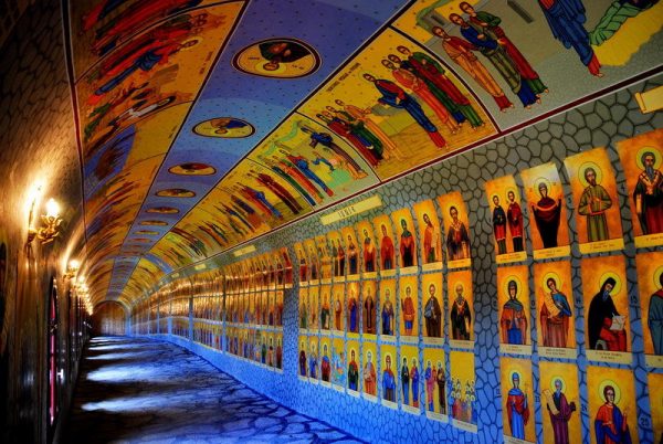 Tunelul celor 365 de sfinți din calendarul ortodox