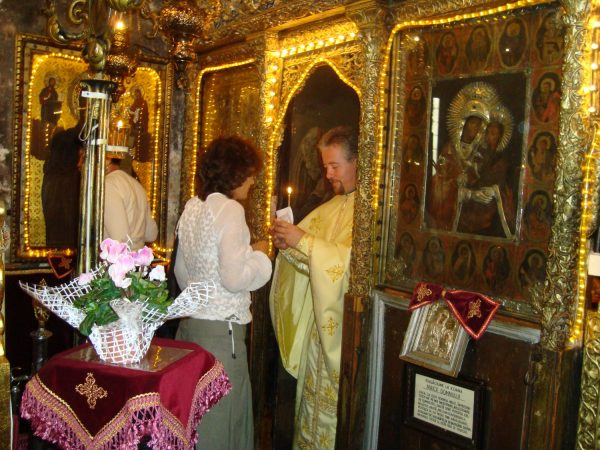 pomelnic-biserica-femeie-preot-altar