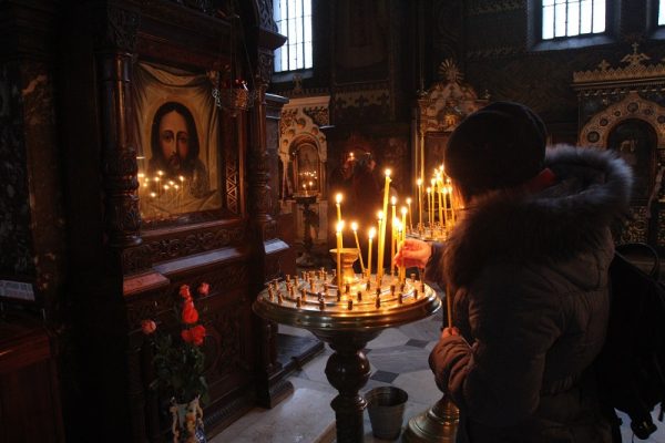 icoana-mantuitorului-biserica-femeie-rugaciune-lumanare-iisus-hristos-altar