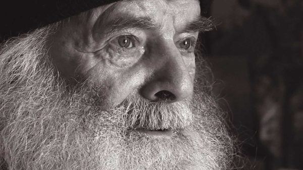 In imagine se afla un calugar ortodox batran in imagini alb negru.