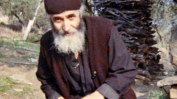 Sfantul Parinte Paisie Aghioritul in padurea Sfantului Munte Athos.