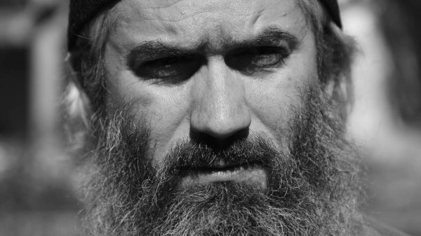 Imagine alb negru cu chipul Parintelui Savatie Bastovoi.