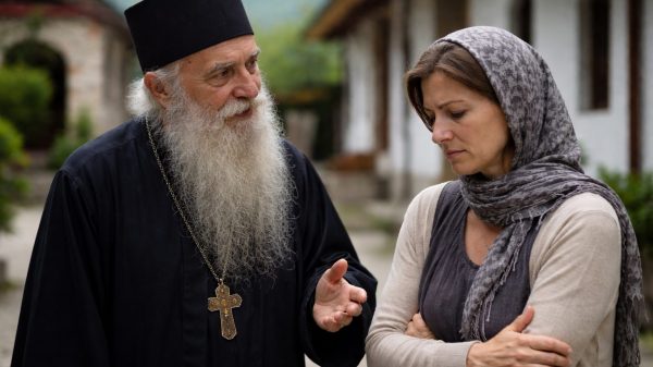 Un monah batran se afla in curtea manastirii si ii da sfaturi unei femei triste.