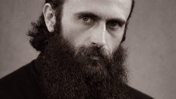 Imagine alb negru cu chipul Sfantului Parinte Arsenie Boca.