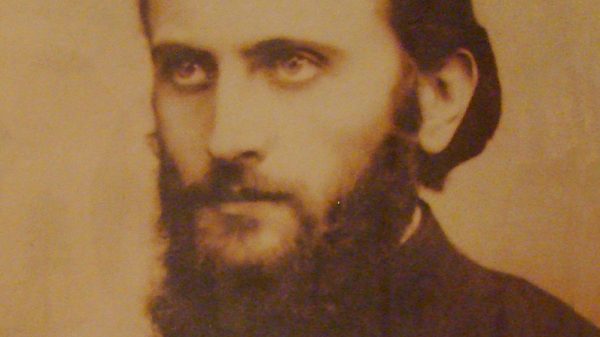 Un calugar ortodox cu o privire foarte puternica.