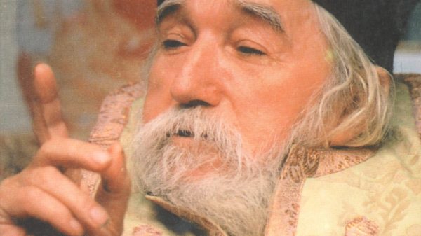 Imagine cu Sfântul Cleopa Ilie când explică ceva.