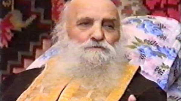 Un calugar ortodox in chilia sa intr-o imagine foarte veche capturata de pe un material video.