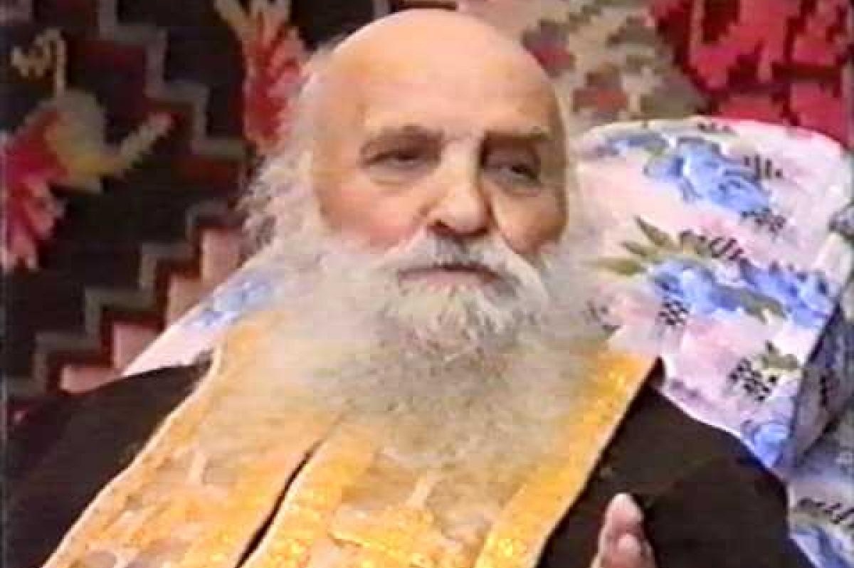 Un calugar ortodox in chilia sa intr-o imagine foarte veche capturata de pe un material video.