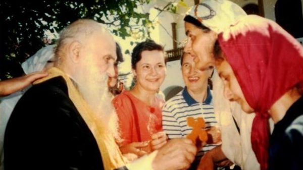 Un preot ortodox da sfaturi unui grup de persoane.