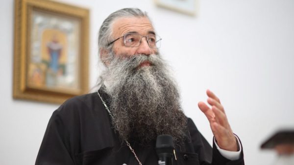 Imagine cu Parintele Nicolae Tanase in timpul unei conferinte.