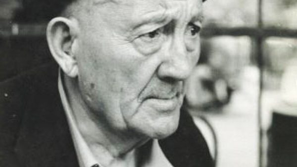 Bărbat în vârstă, privire contemplativă.