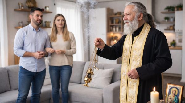 Un preot ortodox tamaiaza casa unui cuplu crestin.